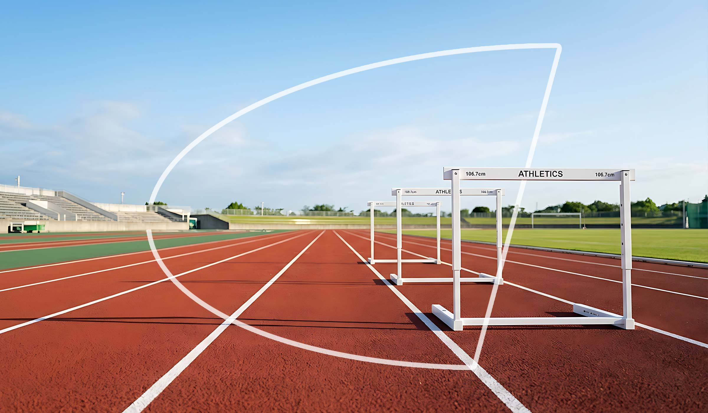 Açık hava stadyumunda kırmızı atletizm pisti üzerindeki engeller